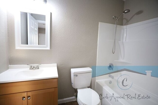Building Photo - Recently renovated 2 bed 1 bath apartment ...