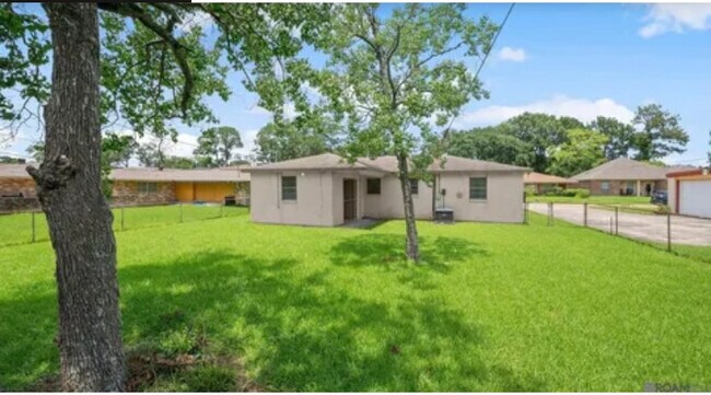 Building Photo - 1220 Silverwood Dr
