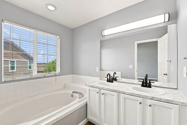 Building Photo - $2,695.95 - 3 Bed, 2.5 Bath Newly Updated Townhome in Centennial with Central AC