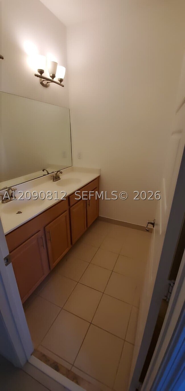 Building Photo - 652 NE 191st St