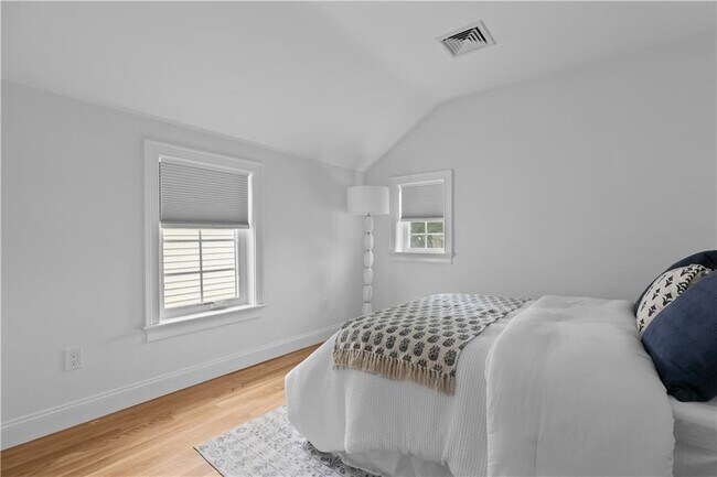 Building Photo - 34 E Bowery St