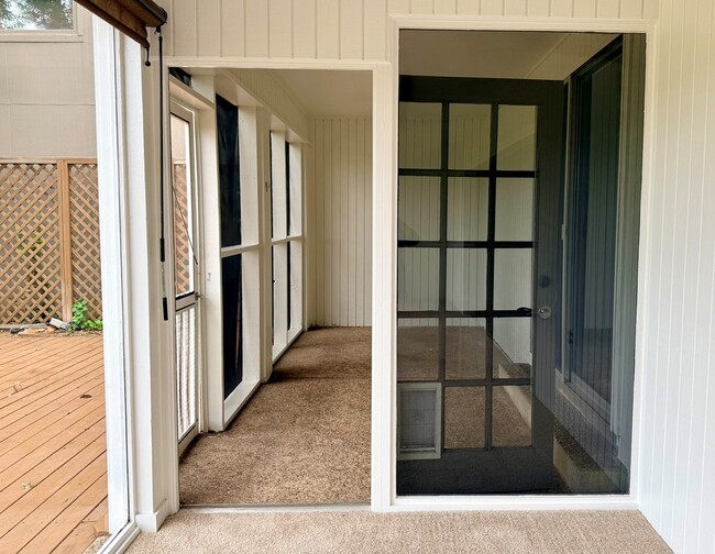 Building Photo - 511 Fairway Dr