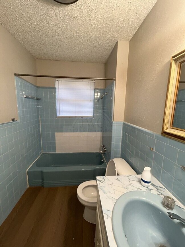 Building Photo - 1100 Pine Dr