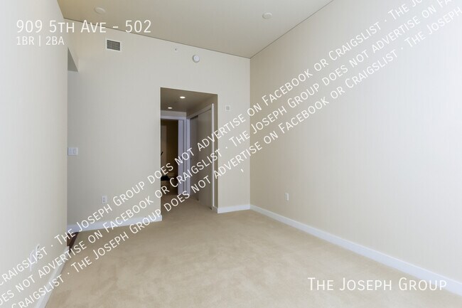 Building Photo - 909 5th Ave