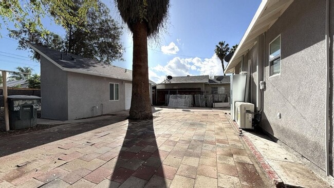 Building Photo - 1661 N Mountain View Ave