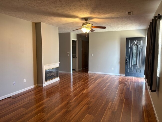 Building Photo - 4 bedroom 2 bath