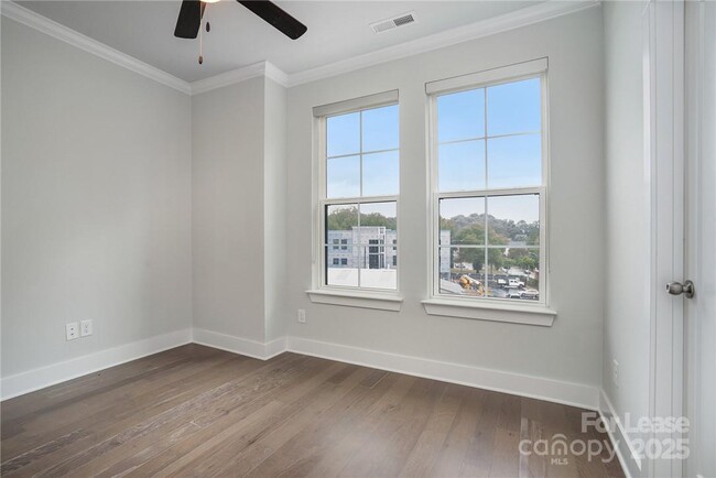 Building Photo - 1622 Nandina Cors Aly