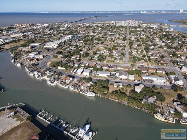 Building Photo - 711 S Shore Dr