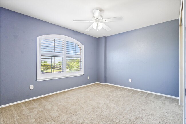 Building Photo - 4 Bedroom/2.5 Bath Wildhorse Subdivision