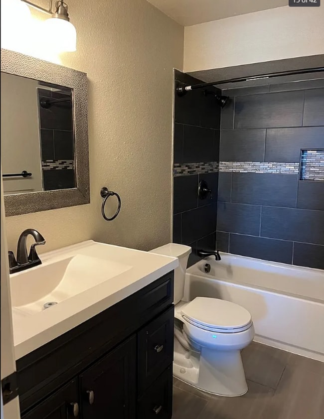 Building Photo - 4 Bedroom, 3 Bathroom Home - Located in Mo...