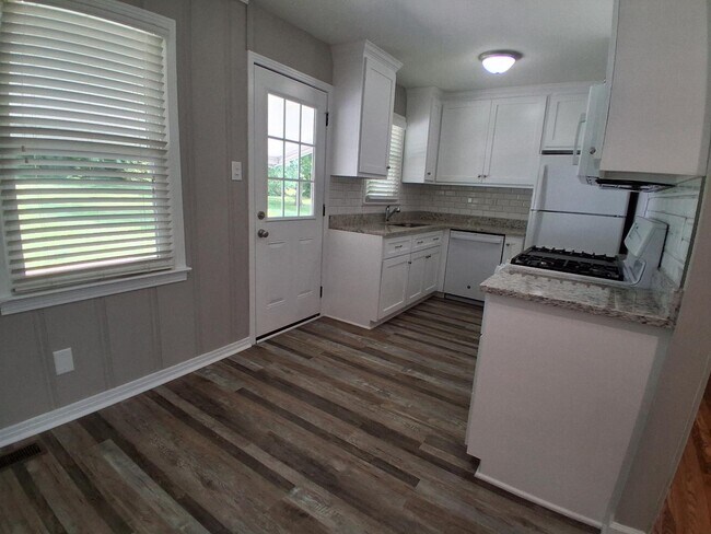 Building Photo - 1923 Woodmont Dr