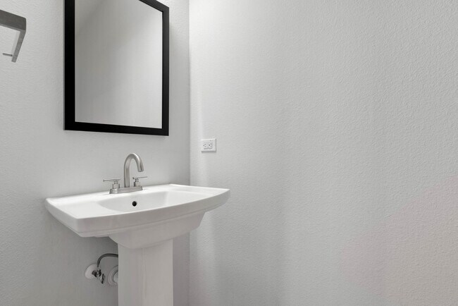 Building Photo - Modern Comfort Minutes from Downtown