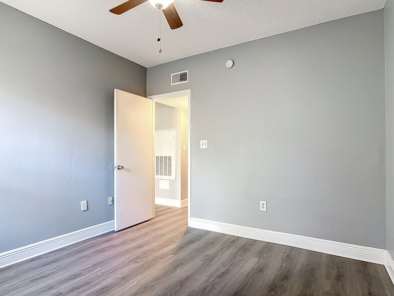 Building Photo - 4711 Capri Plz