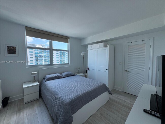 Building Photo - 7501 E Treasure Dr