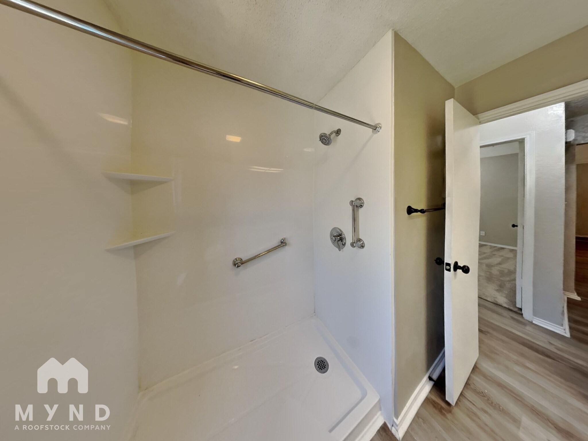 Building Photo - 3528 Park Lake Dr