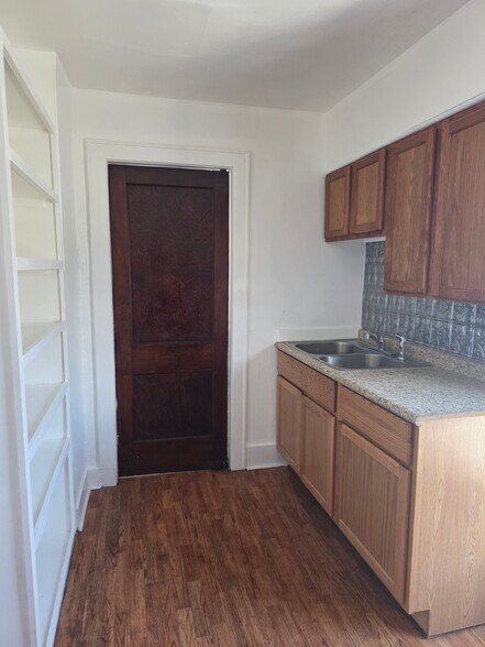 Building Photo - 833 10th St NW