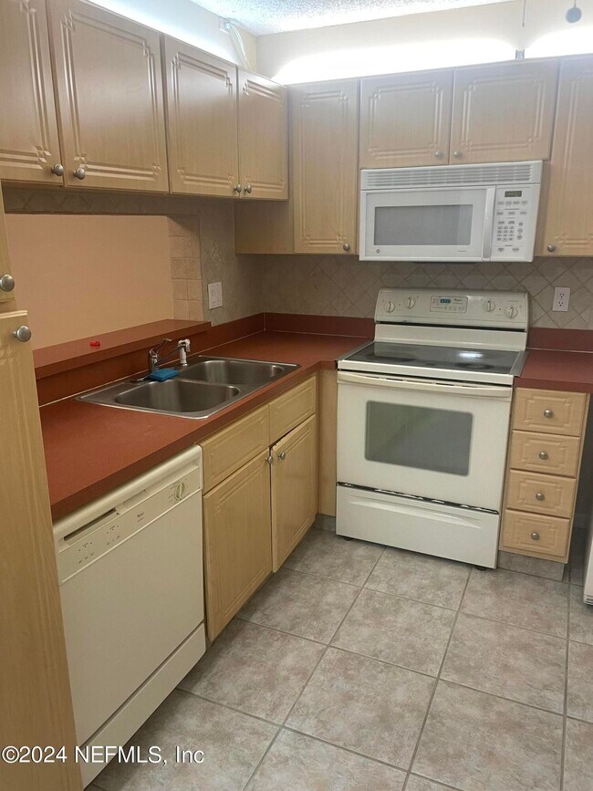 Building Photo - 8820 Royal Palm Blvd