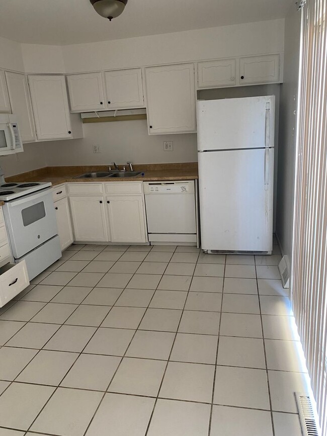 Building Photo - Triplex townhome blocks away from Anshutz ...
