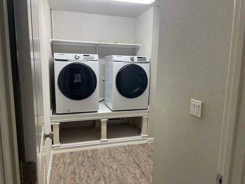 Building Photo - 10418 Legacy Hl