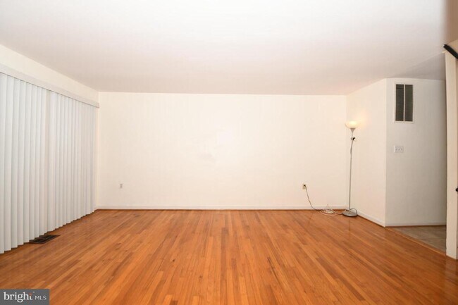 Building Photo - 8147 Inverness Ridge Rd