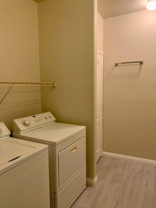 Building Photo - Must See Condo!