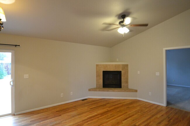 Building Photo - 3 bed, 2 bath with A/C in Fountain Mesa Heights - Available Now! MileStone Real Estate Services