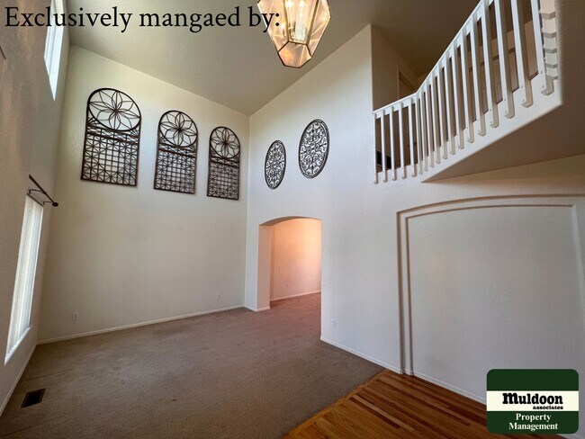 Building Photo - Stunning 3  Bedroom Home with lots of space and a beautiful fenced back yard -