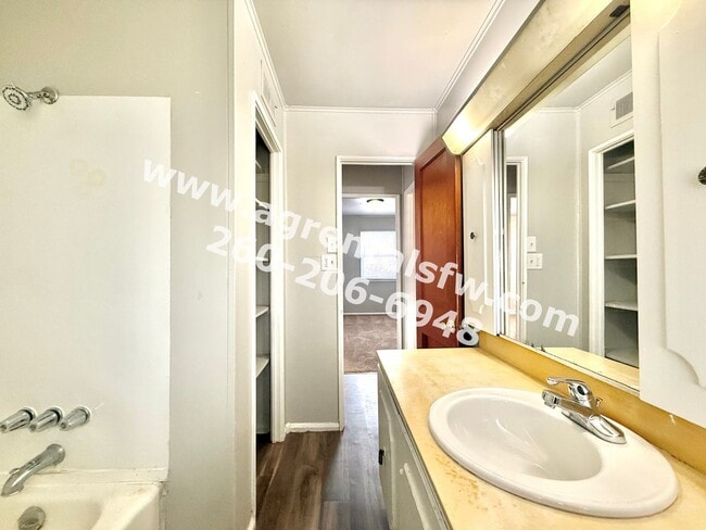 Building Photo - 3 Bedroom House