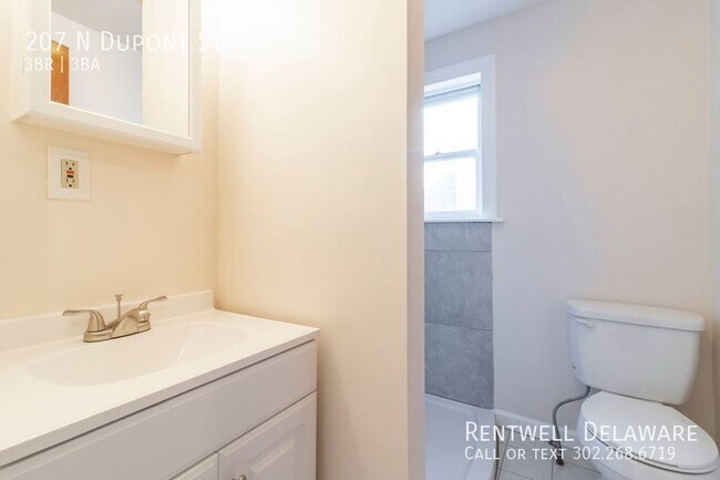Building Photo - GORGEOUS TOWNHOME