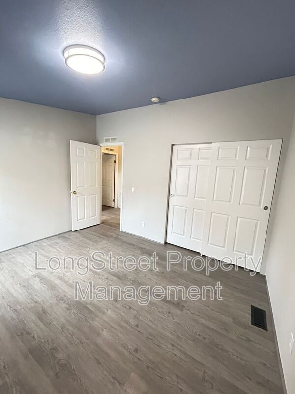 Building Photo - 2520 NW Robinhood St