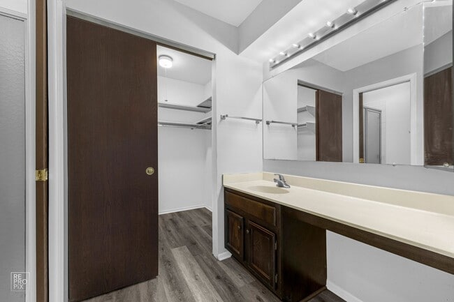 Building Photo - Cambridge Subdivision in Libertyville! Available June 23!