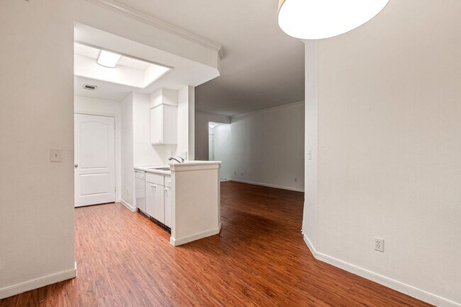 Building Photo - Amazing 1 bedroom, 1 bathroom Condo in Montevista!