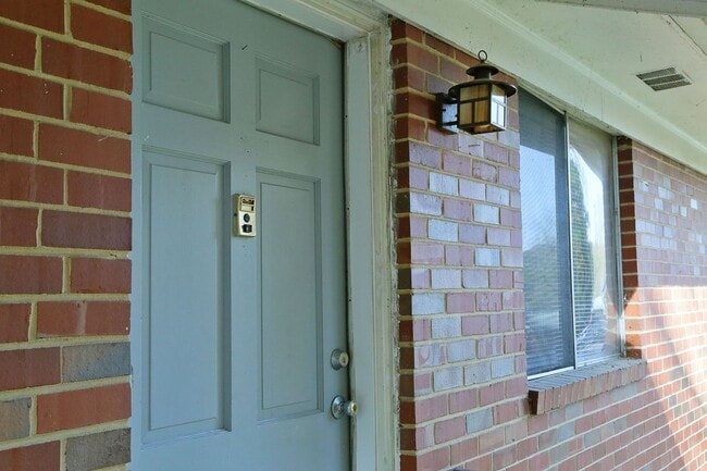 Building Photo - Chapel Hill/2BR Brookside Condo