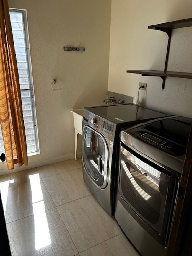 Building Photo - Available now -Mariner's Ridge 4 bedroom /...