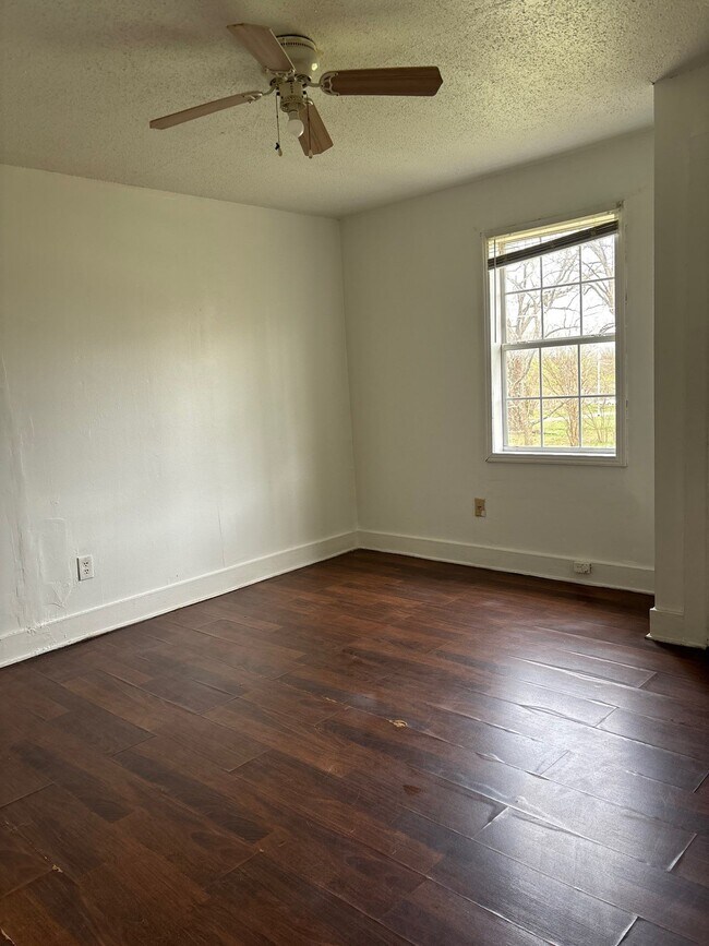 Building Photo - 1105 N McLemore Ave