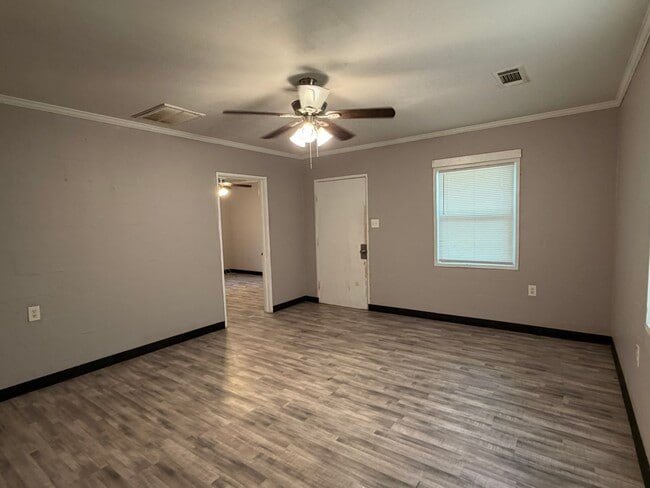 Building Photo - 1109 W Wall St