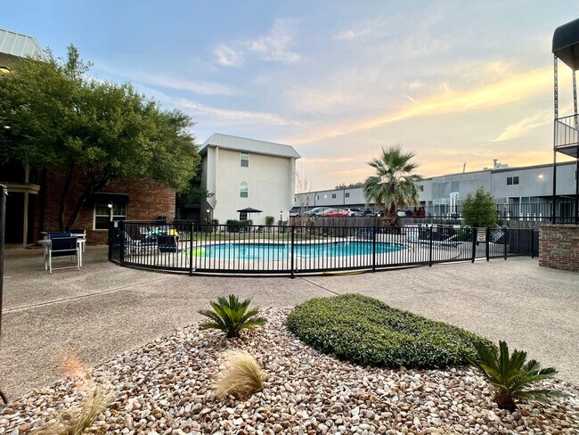 Building Photo - Pool Side Condo!