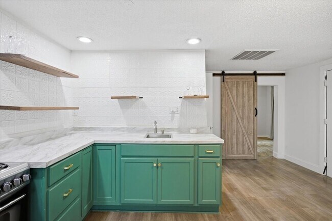 Building Photo - 4024 Collinwood Ave