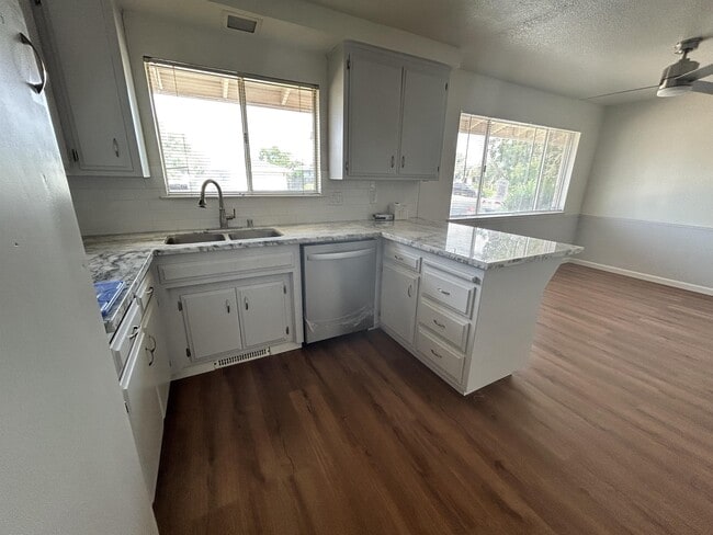 Building Photo - 7312 S Land Park Dr
