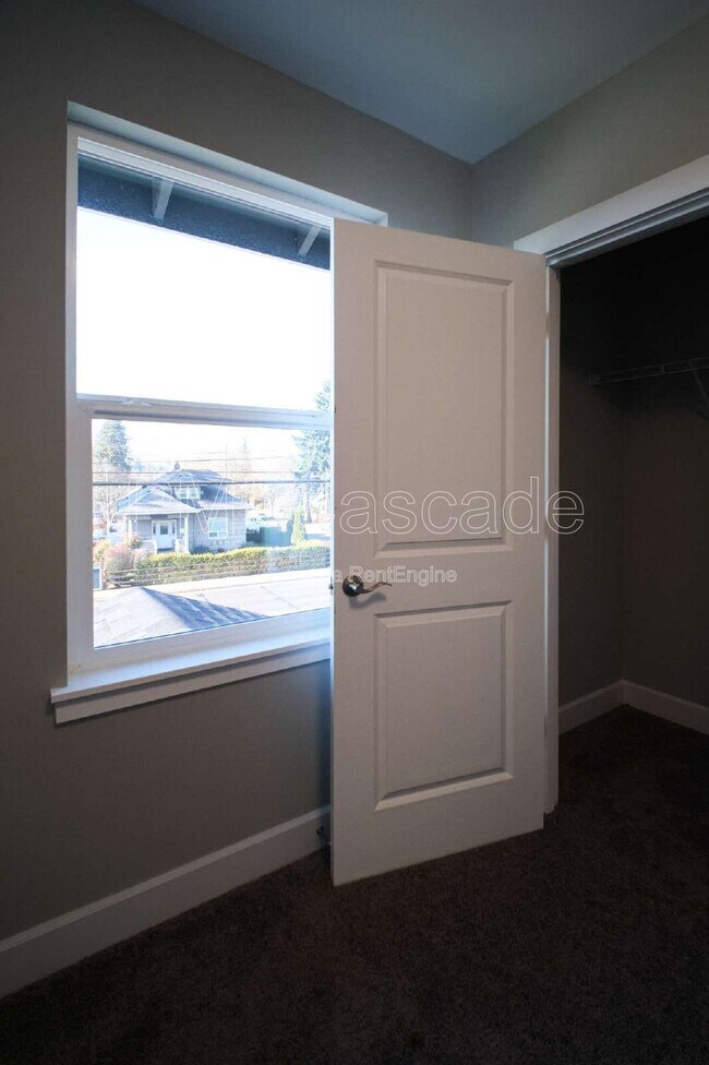 Building Photo - 933 S Sprague Ave