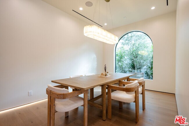 Building Photo - 4703 Saloma Ave