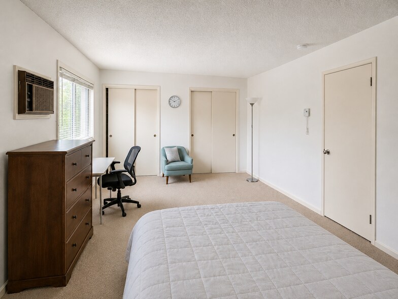 Building Photo - D6 Stonehedge Dr