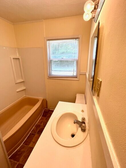 Bathroom - 1537 N Kentwood Ave