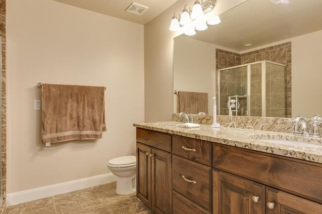 Building Photo - Spacious 3 Bedroom Home