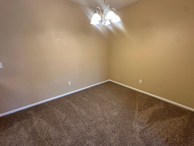 Building Photo - Move in ready 2-bedroom Condo- Community P...