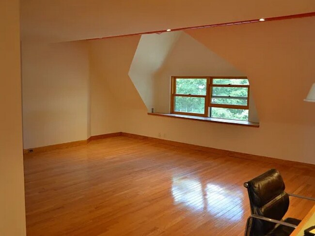 Building Photo - Charming Vintage Second Floor Duplex with In-Unit Laundry in Heart of Oak Park