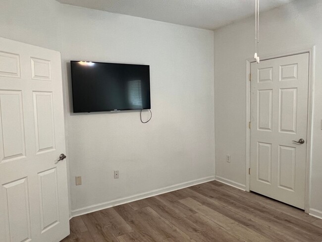 Building Photo - Unfurnished First Floor Condo w/ Garage!