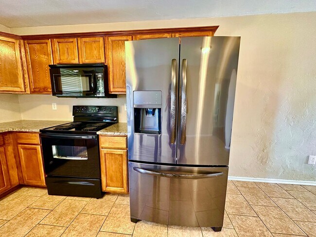 Building Photo - Newer 3 Bedroom off I-240