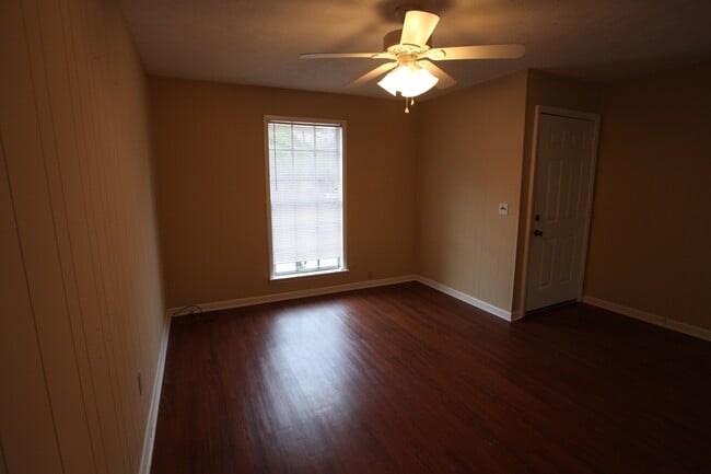 Building Photo - Charming 3BR/1BA Duplex in Convenient Location