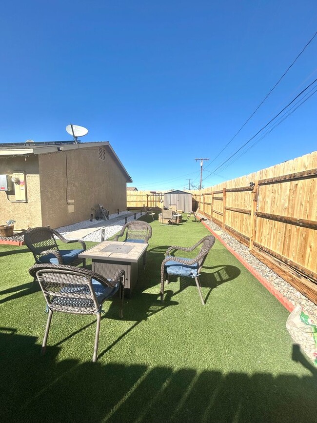 Building Photo - Gorgeous 3 Bedroom 2 Bathroom Home with Solar